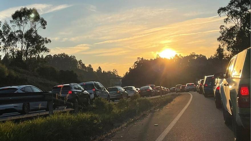 El atasco nuestro de cada día: la autovía de Brión vuelve a colapsarse tras dos accidentes con cuatro heridos