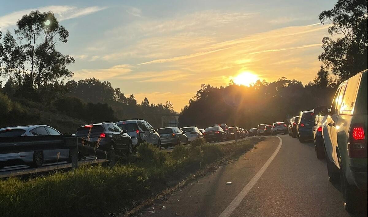 El atasco vivido en la autovía de Brión desde el entronque con Bertamiráns