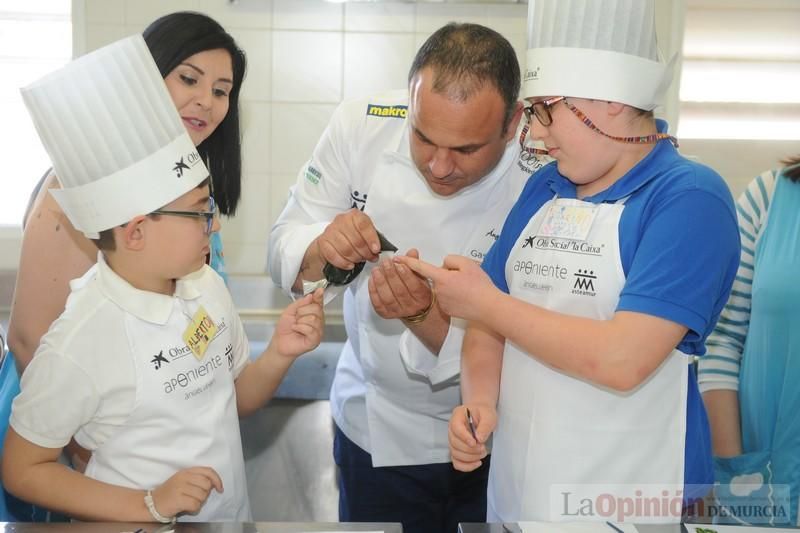 El chef Ángel León imparte en Murcia un taller de cocina para niños con autismo