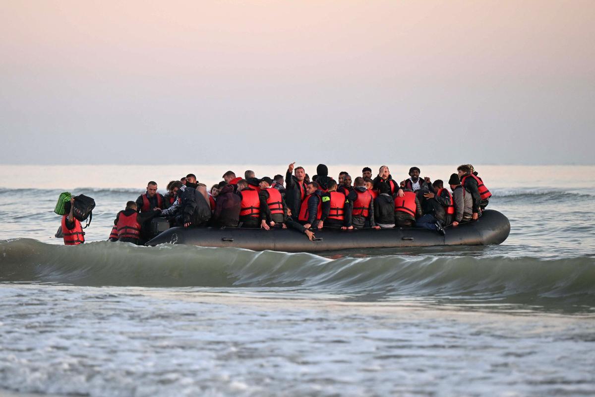 40 migrantes intentan cruzar en una barca hinchable desde la ciudad francesa de Gravelines hasta Gran Bretaña.