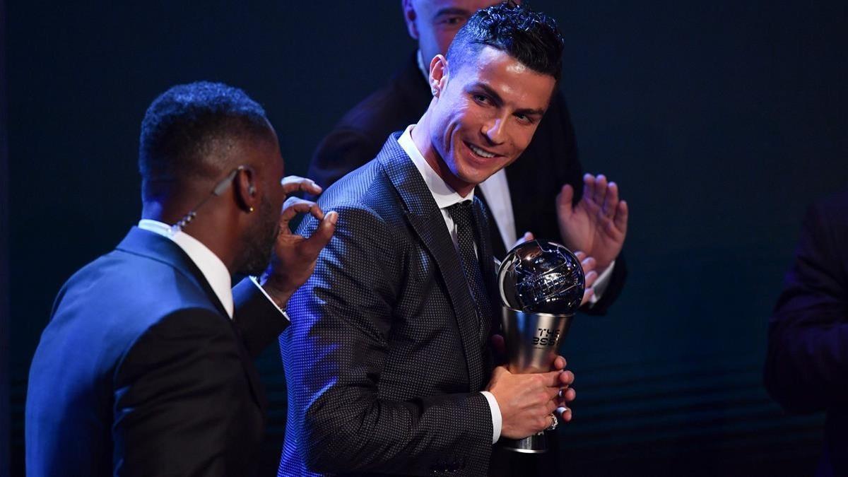 Cristiano Ronaldo, con el trofeo The Best que otorga la FIFA al mejor del 2017, el pasado 23 de octubre.