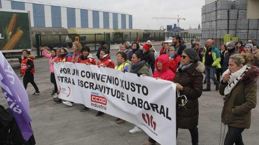 Concentración de trabajadoras ante una empresa del puerto, durante las protestas. // Santos Álvarez