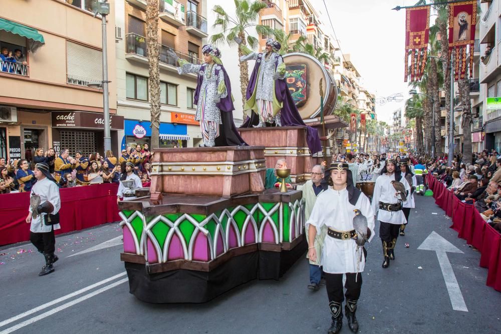 Las diez comparsas del bando de la media luna desplegaron sus armas en la Entrada que reunió a miles de espectadores en la calle Alicante y Ancha de Castelar.