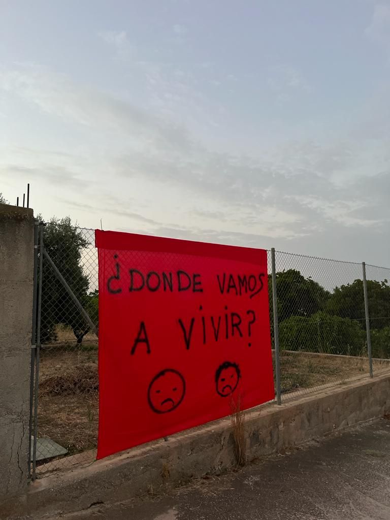 Movilización ciudadana frente a la vivienda que solicitaban demoler en la urbanización Carassols de Riba-roja de Túria.