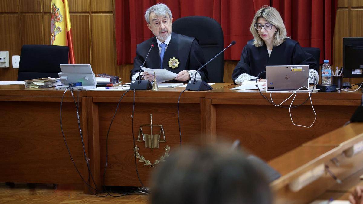 El juez Del Olmo, junto a la letrada de la Administración de Justicia Mª Carmen Delgado, en el juicio por el crimen de Totana.