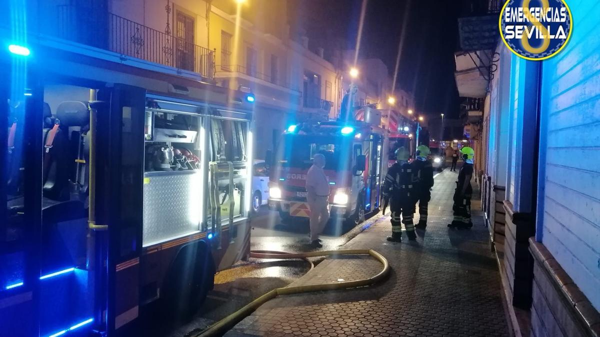 Intervención de los Bomberos de Sevilla en el incendio de una vivienda en la Macarena