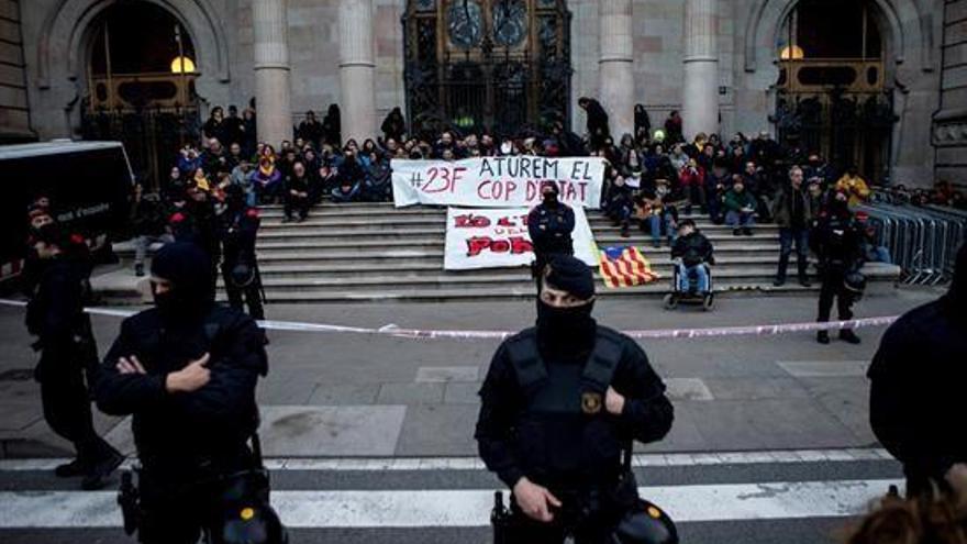 Unos cien activistas impiden la entrada al TSJC en Barcelona durante una hora