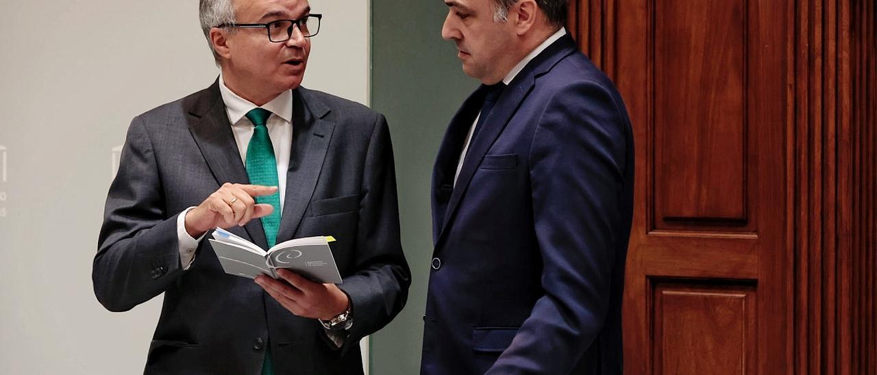 El diputado de CC,  José Alberto Díaz-Estébanez , a la izquierda, con Carlos Ester, diputado del PP,  en el Parlamento.