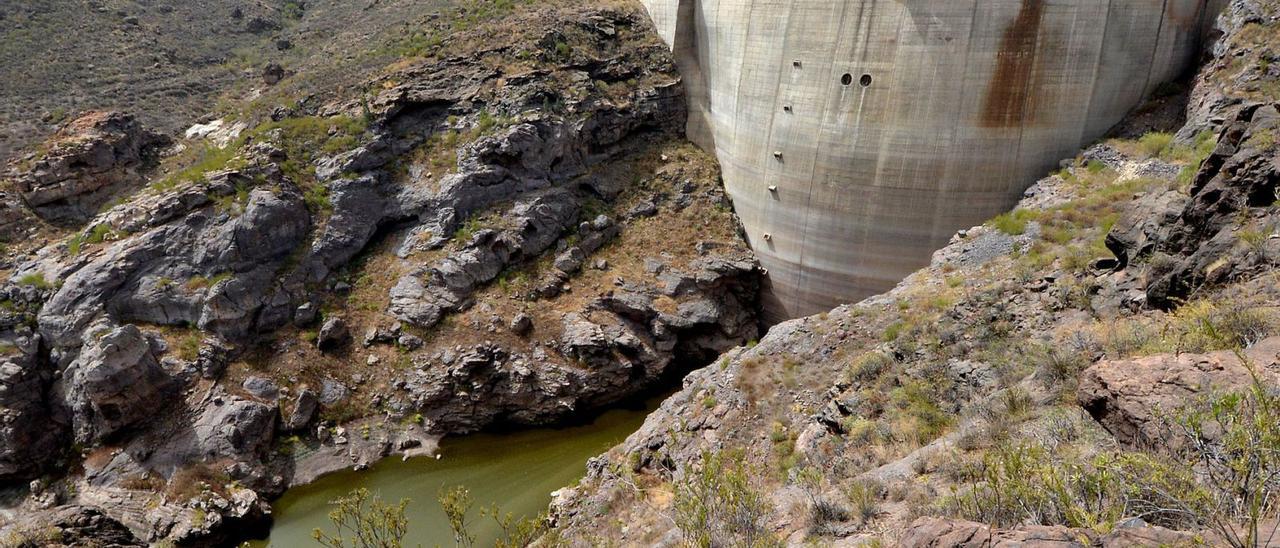 Muro de la presa de Soria, entre los municipios de San Bartolomé de Tirajana y Mogán. | | SANTI BLANCO