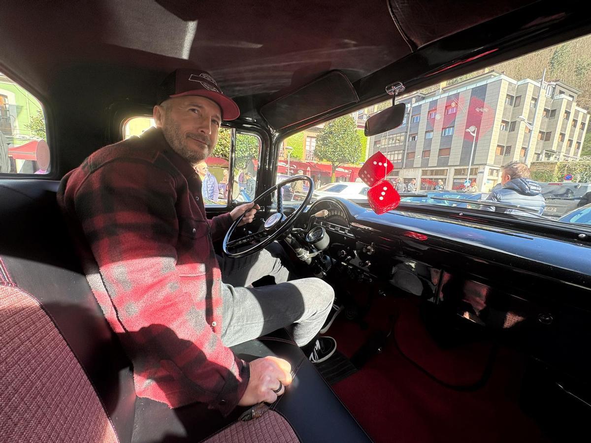 Concentración de coches clásicos americanos en Mieres