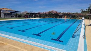 La piscina de El Granado abre incluso algunas noches de verano para mitigar el calor extremo