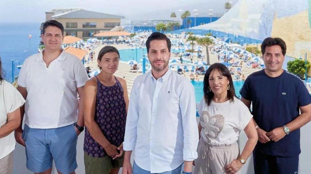 Sergio Núñez, en el centro, com miembros de su candidatura.