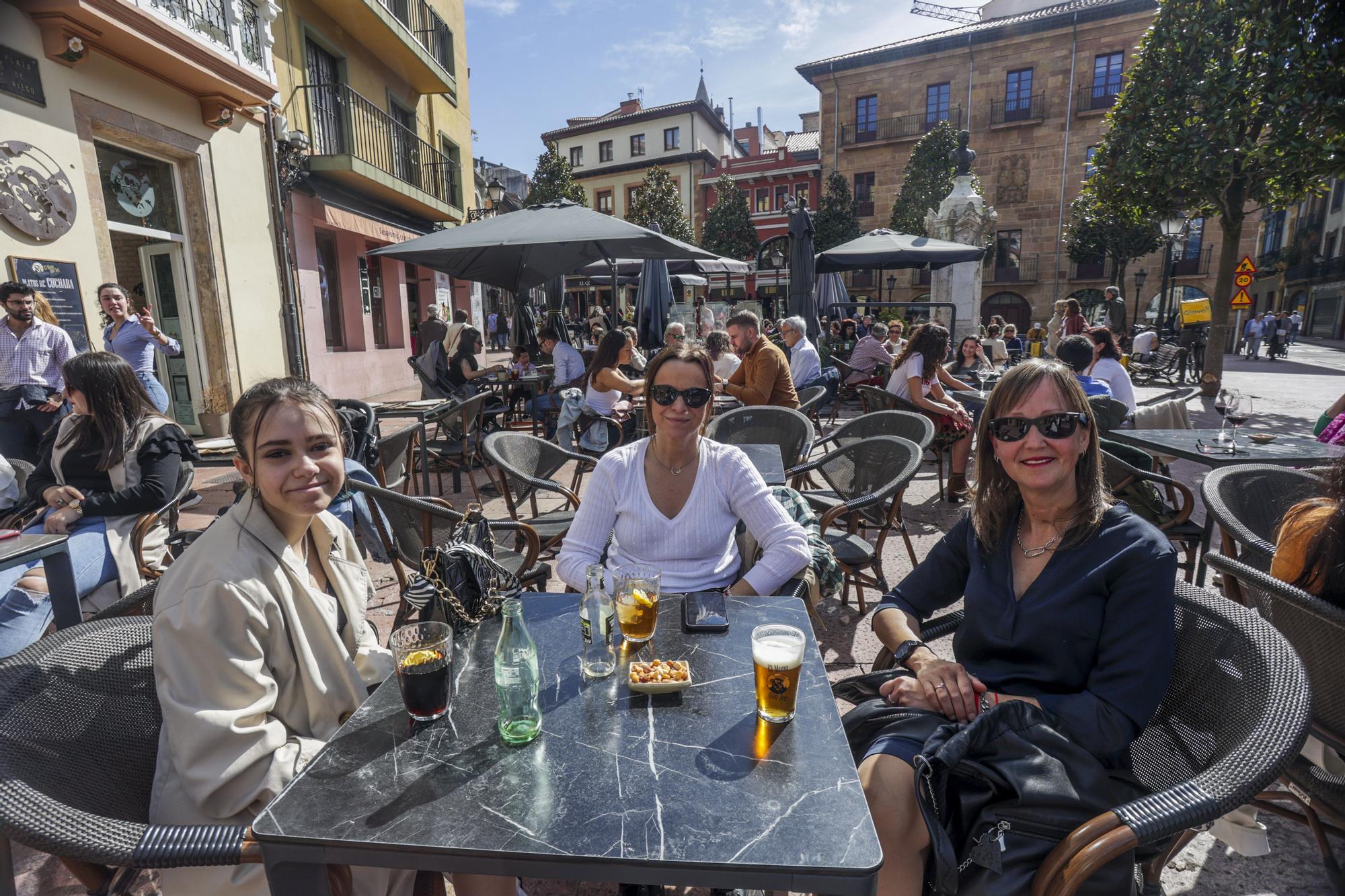 Asturias disfruta del sol en la playa y las terrazas