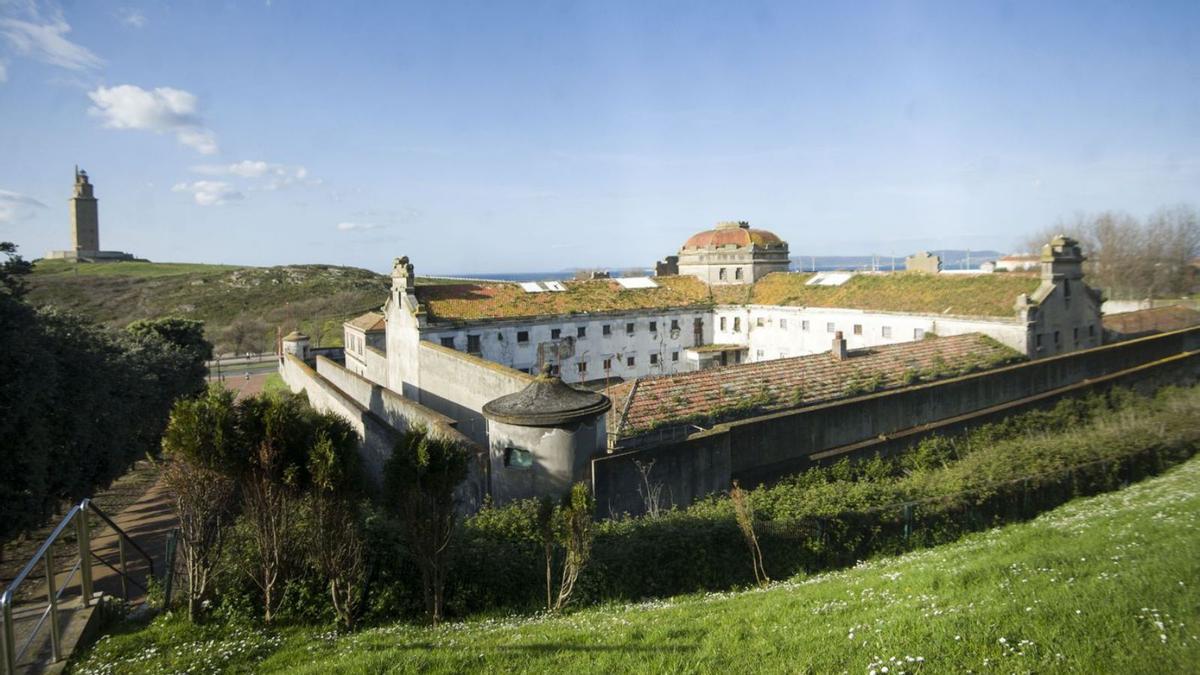 La prisión provincial, con la Torre de Hércules al fondo.   | // CASTELEIRO/ROLLER AGENCIA