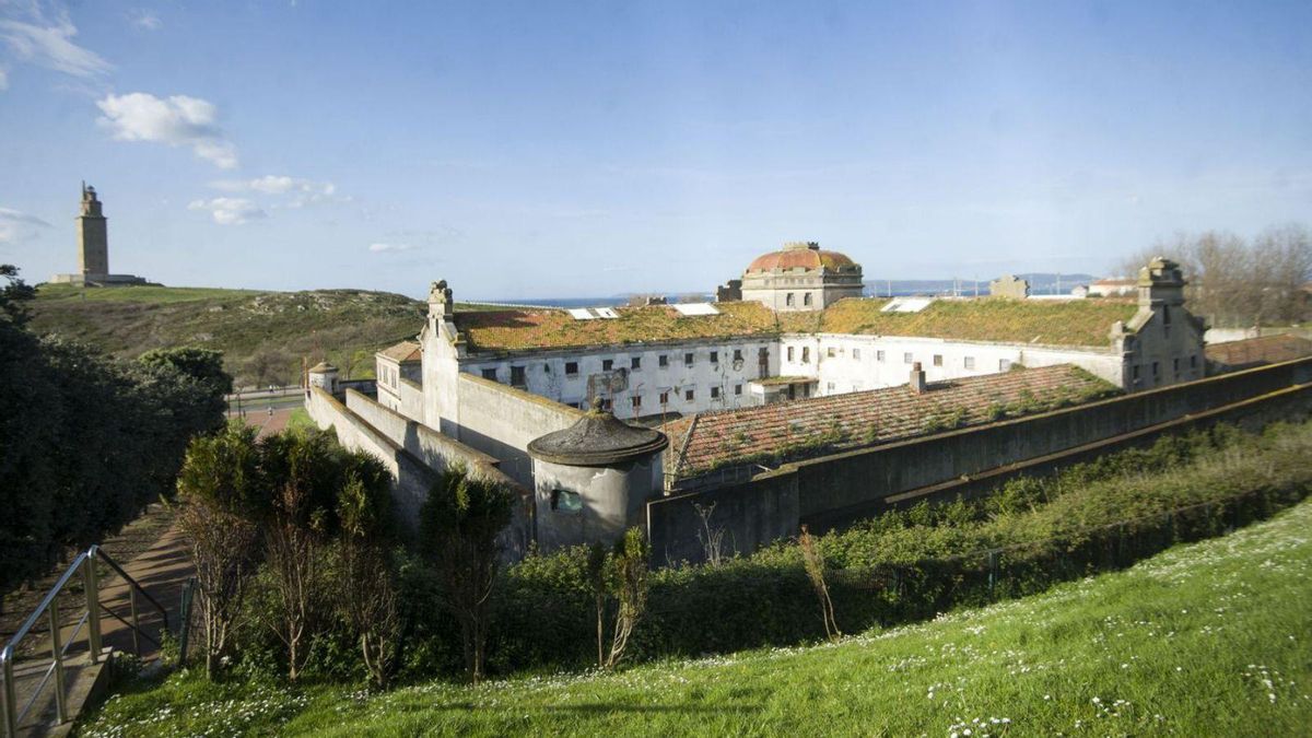 La prisión provincial, con la Torre de Hércules al fondo.