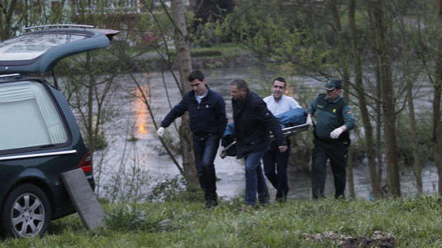 Efectivos de rescate sacan el cadáver del hombre ahogado en el Nalón.