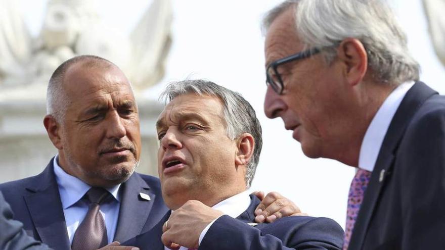 Orbán (centro) charla con el búlgaro Boyko Borissov, junto al presidente de la CE, Jean-Claude Juncker.