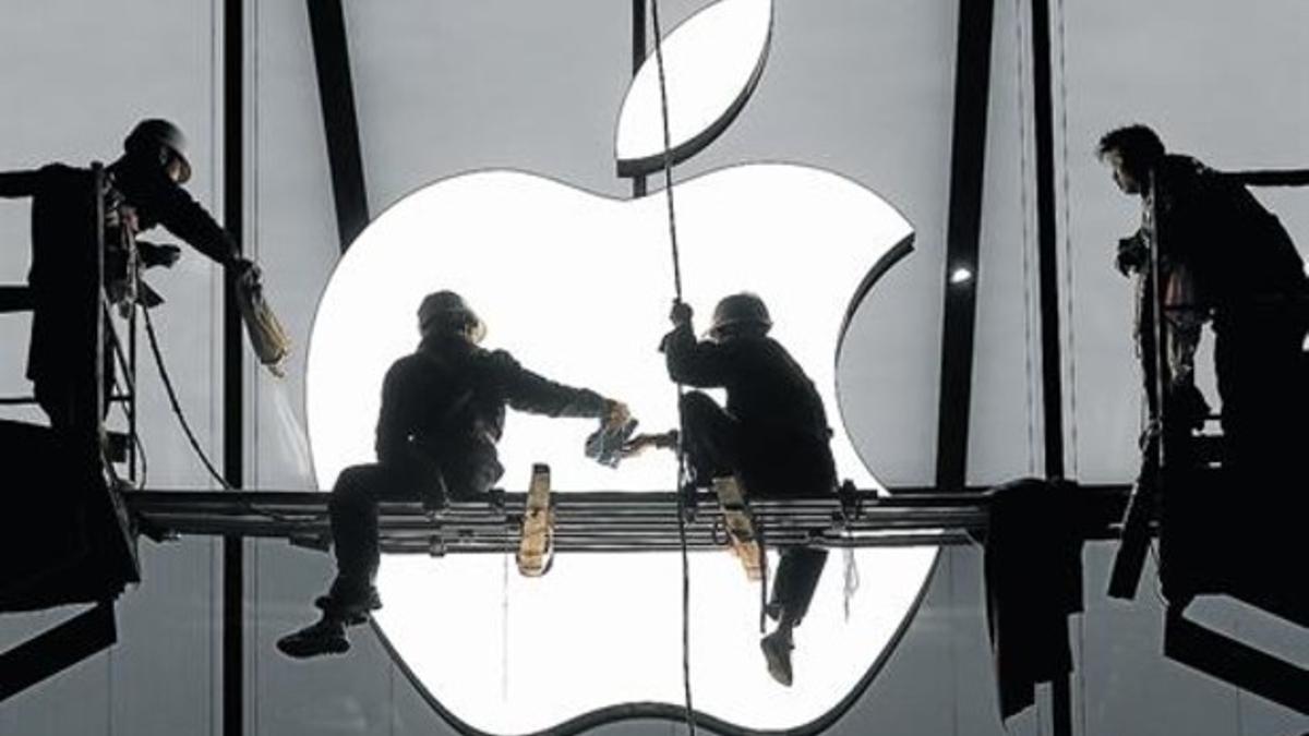 Varios operarios trabajan antes de la apertura de la tienda Apple de Hangzhou, en China.