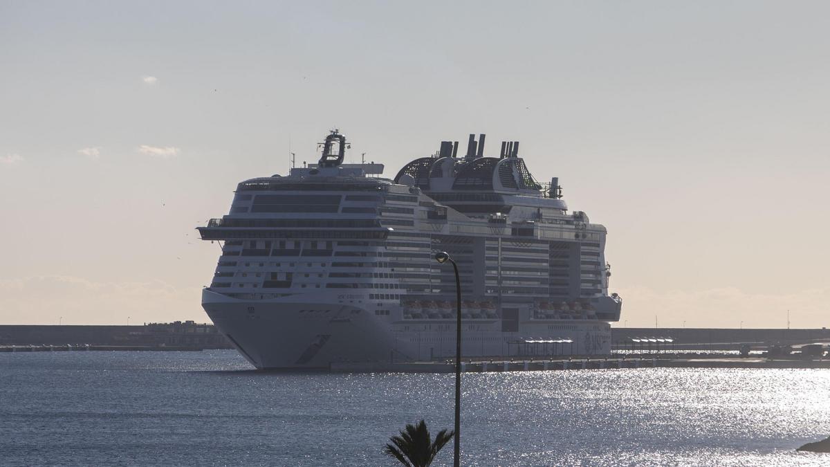 El &#039;MSC Grandiosa&#039;, ayer en el puerto de Palma.