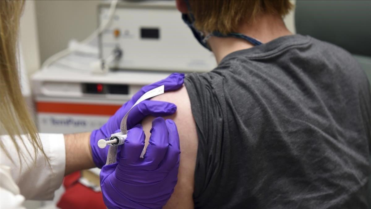 Un paciente recibe una dosis de la posible vacuna que están desarrollando la farmacéutica estadounidense Pfizer y la firma alemana BioNTech, el 4 de mayo del 2020