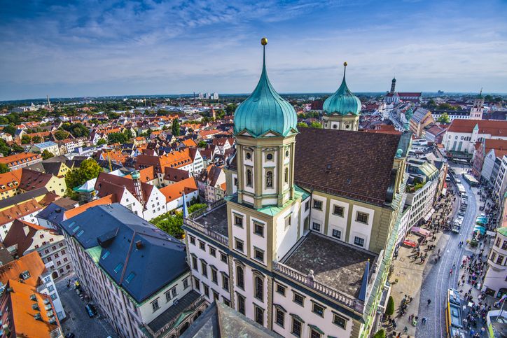 El complejo residencial Fuggerei se ubica en el centro de Augsburgo.