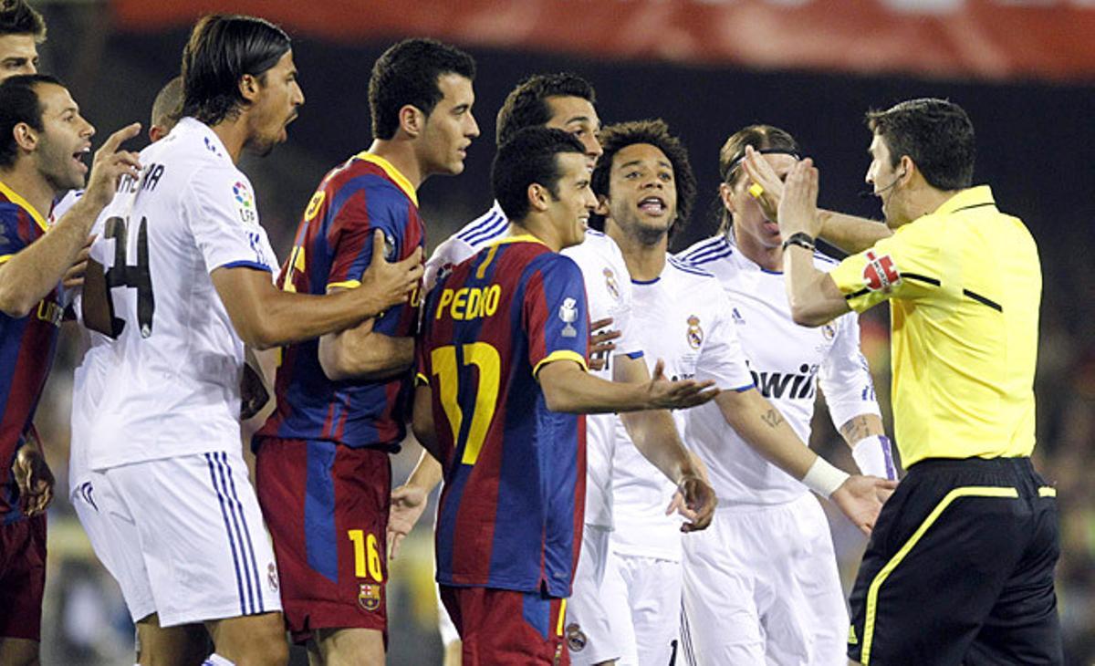 Alta tensión. Jugadores del Barça y del Madrid protestan una decisión del árbitro de la final, Undiano Mallenco.