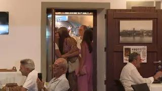 La Familia Real sorprende a los clientes de un restaurante en el Portitxol al que acuden a cenar