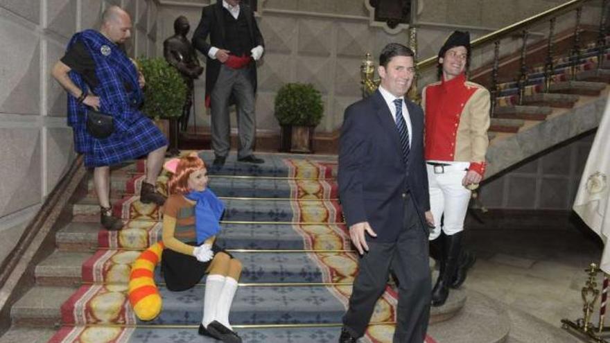 El delegado del Gobierno, Samuel Juárez, con los personajes que mostrarán la ciudad. / víctor echave