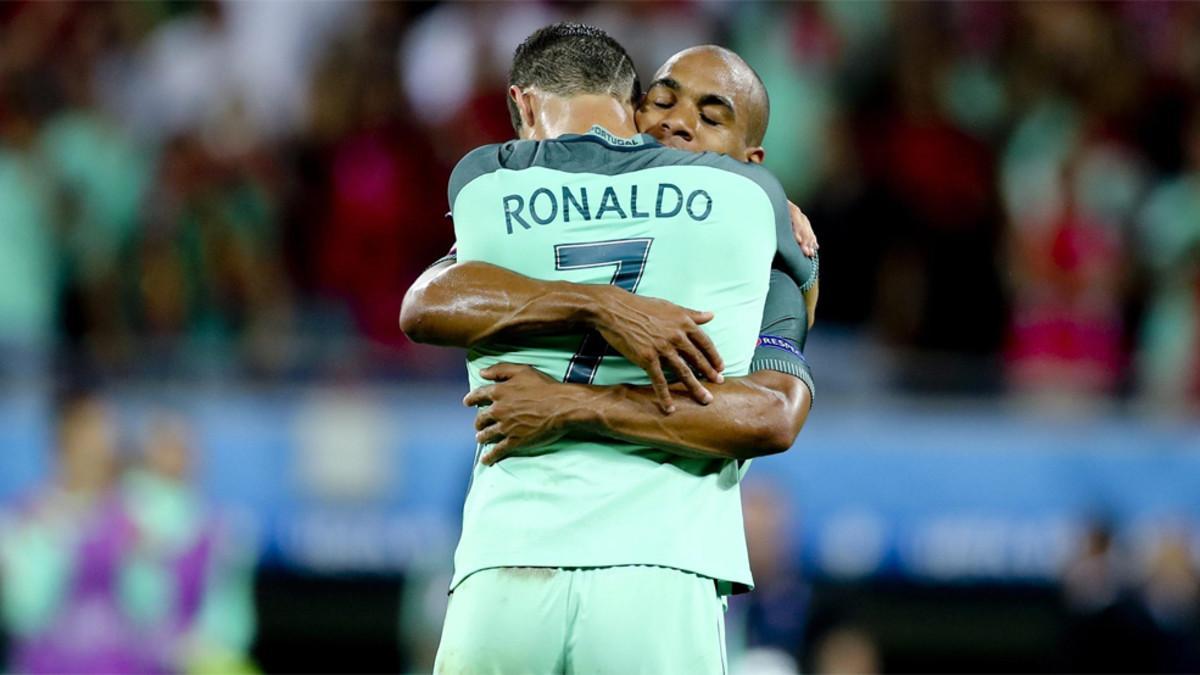 Ronaldo y Joao Mario celebran el triunfo de Portugal sobre Gales (2-0) en las semifinales de la Eurocopa 2016