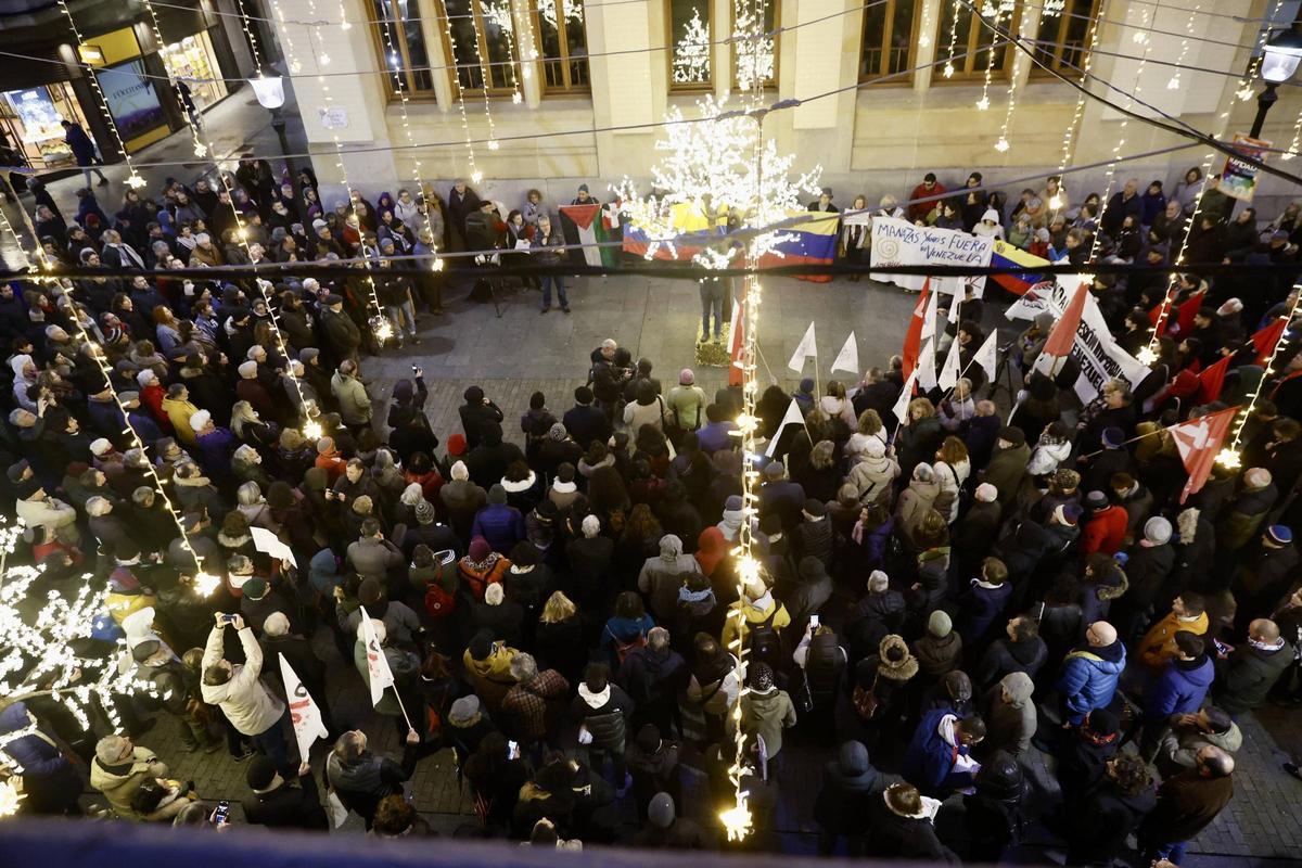 EN IMÁGENES: La manifestación en Gijón contra la intervención de EE UU en Venezuela EN IMÁGENES: La manifestación en Gijón contra la intervención de EE UU en Venezuela
