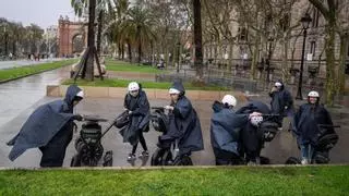 ¿Por qué este año está lloviendo tanto y haciendo "frío" en España? 4 claves para entender este fenómeno y qué pasará después