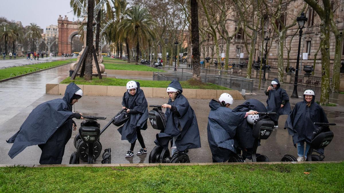BARCELONA 21/03/2025 Barcelona. Lluvia en las cercanias de Arc de Triunf. FOTO de ZOWY VOETEN
