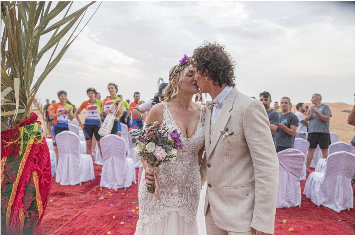Los dos ciclistas del equipo KH-7 han contraído matrimonio tras la etapa cinco de esta gran aventura en mountain bike.