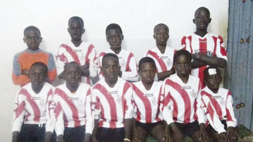 Jóvenes de Senegal con una de las equipaciones donadas por el Atlético San Pedro.