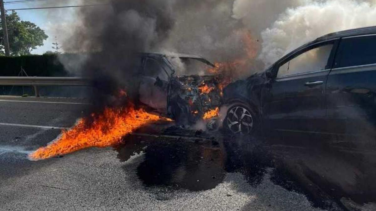 Los dos coches incendiados después de la colisión frontal entre sa Pobla y Pollença.
