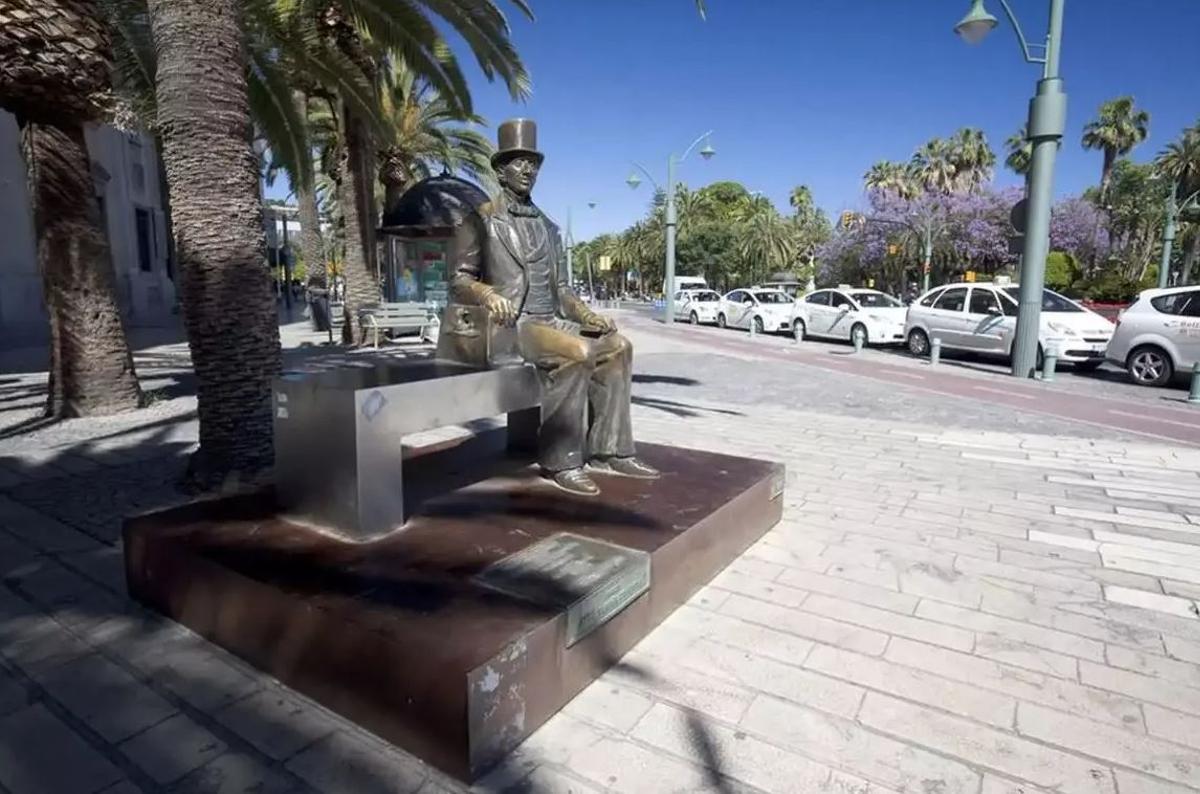 Estatua de Hans Christian Andersen en la Plaza de la Marina de Málaga