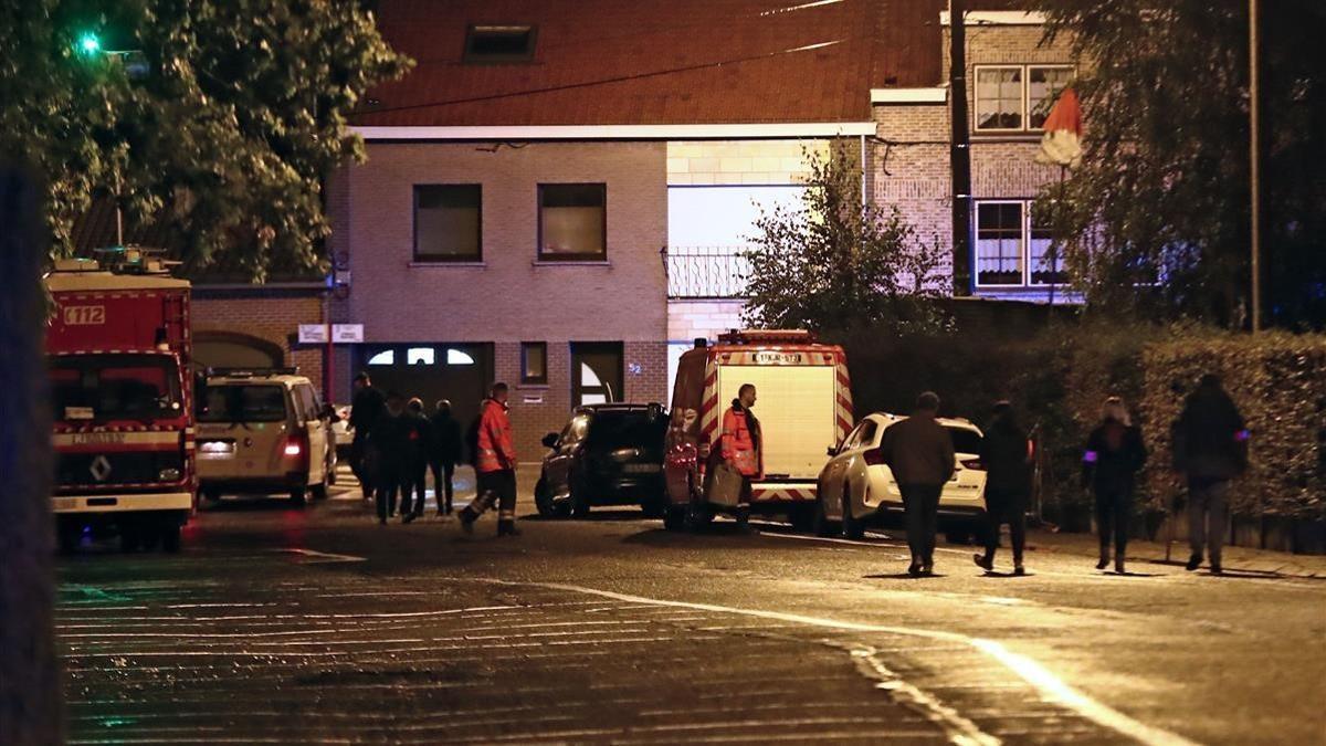 Servicios de emergencia en el cementerio Luingne de Mouscron, el 11 de septiembre.