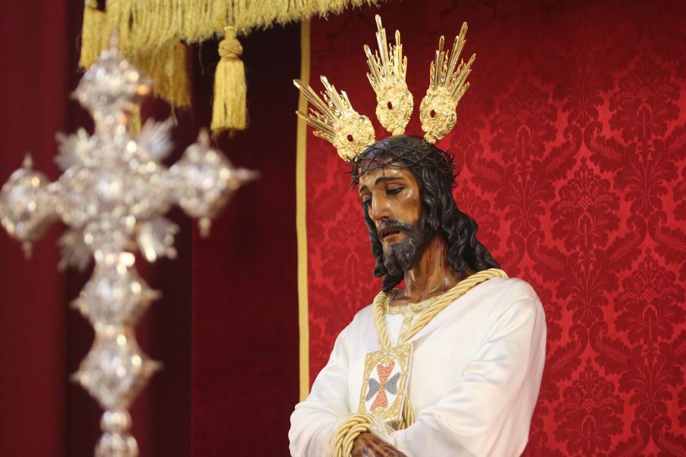 La imagen es trasladada a su templo tras tres días de exposición pública en el Palacio Episcopal, después de regresar de Sevilla, donde ha sido restaurada