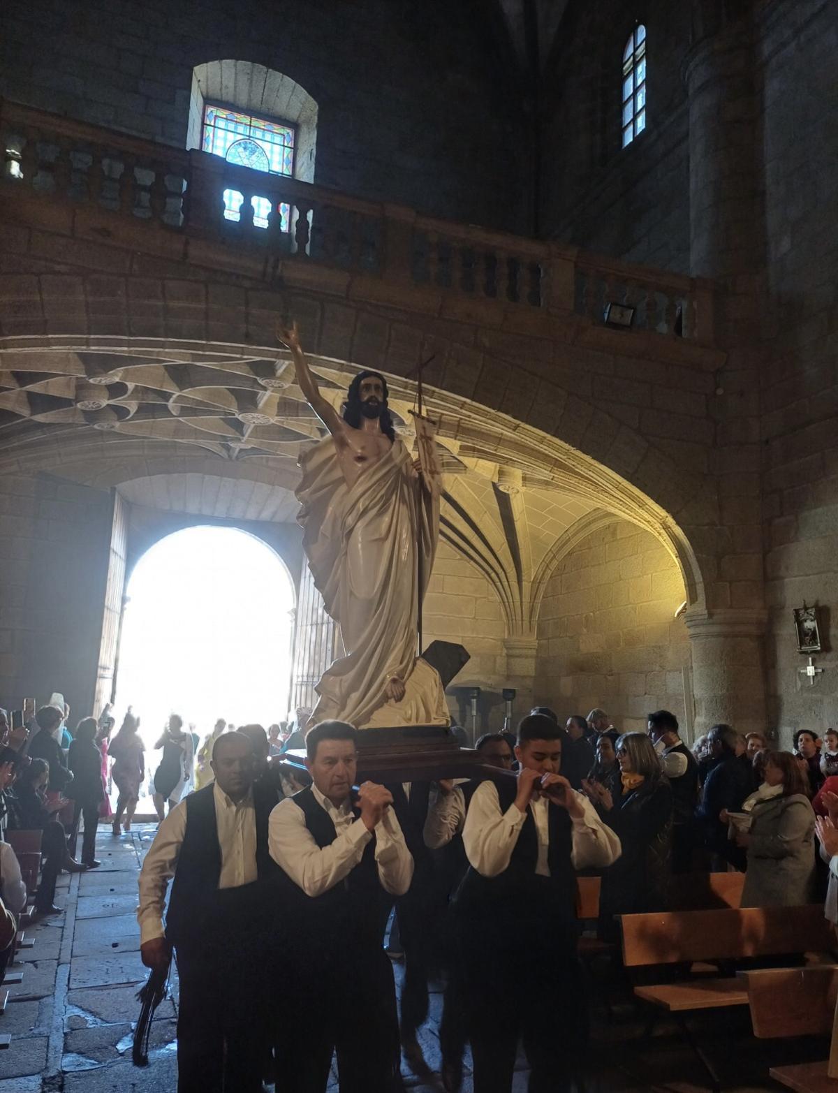 Portando al Cristo.