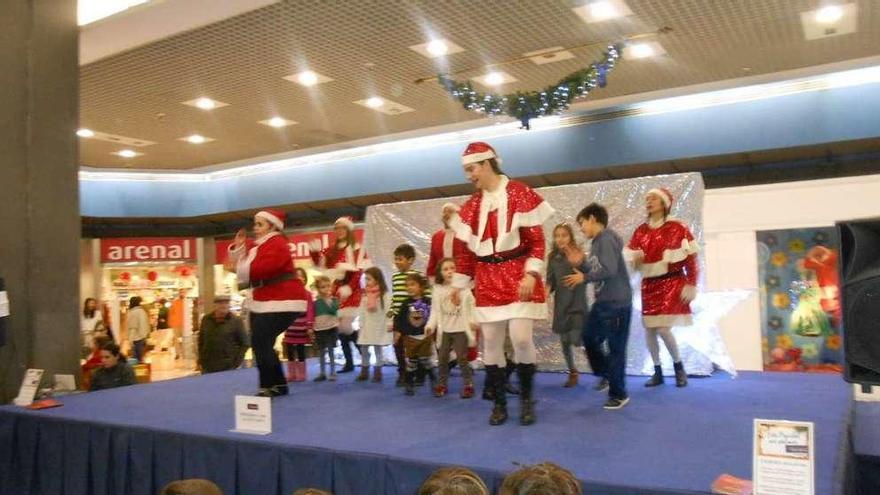 Espectáculo navideño en el Centro Comercial Los Rosales.