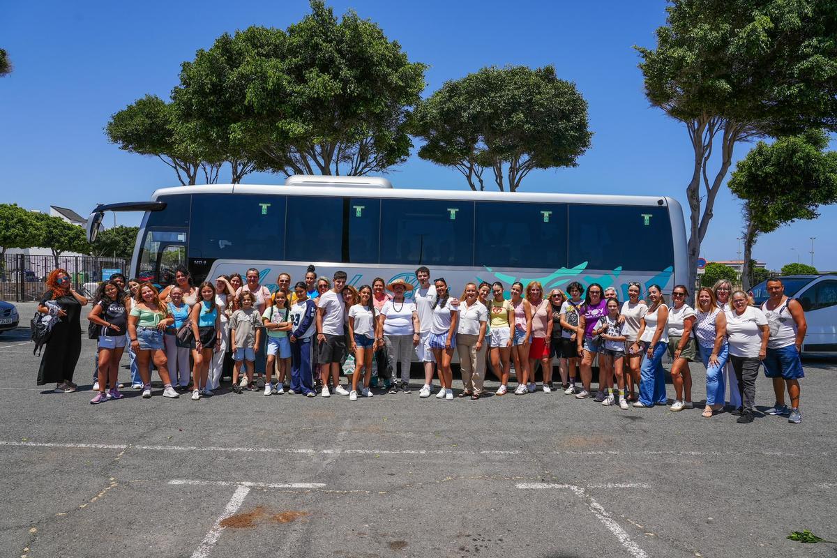 Guagua con el público asistente a la grabación desde Santa Lucía de Tirajana.