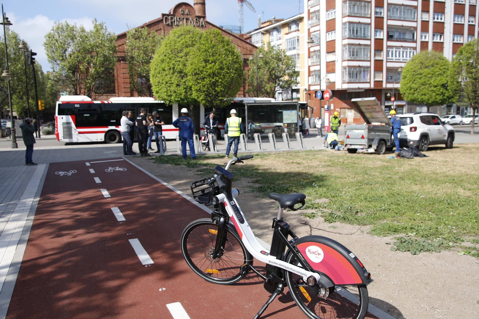 En imágenes: Arranca la instalación de las nuevas estaciones de la red de bicicletas eléctricas en Gijón