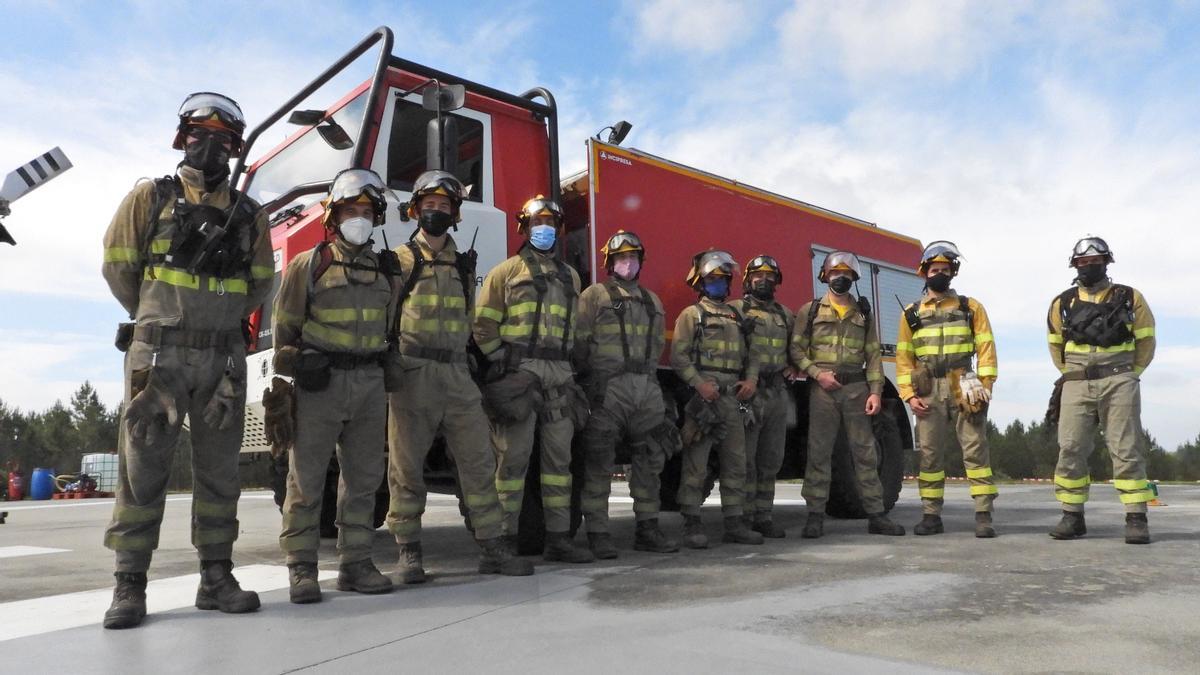 Bomberos forestales junto a una motobomba. // F. CASANOVA