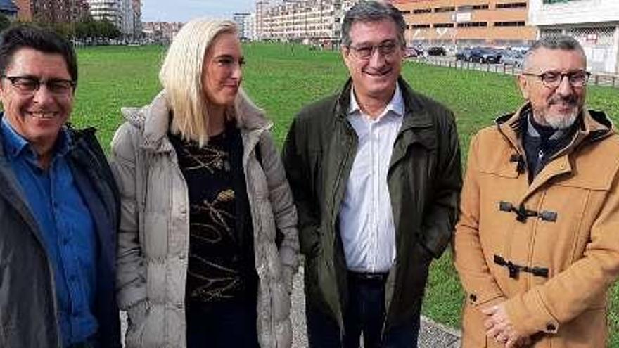 Por la izquierda, el diputado Armando Fernández Bartolomé, Vanesa Calvo -de la junta directiva de Cs Gijón-, Ignacio Prendes y el portavoz en el Ayuntamiento gijonés, José Carlos Fernández Sarasola.