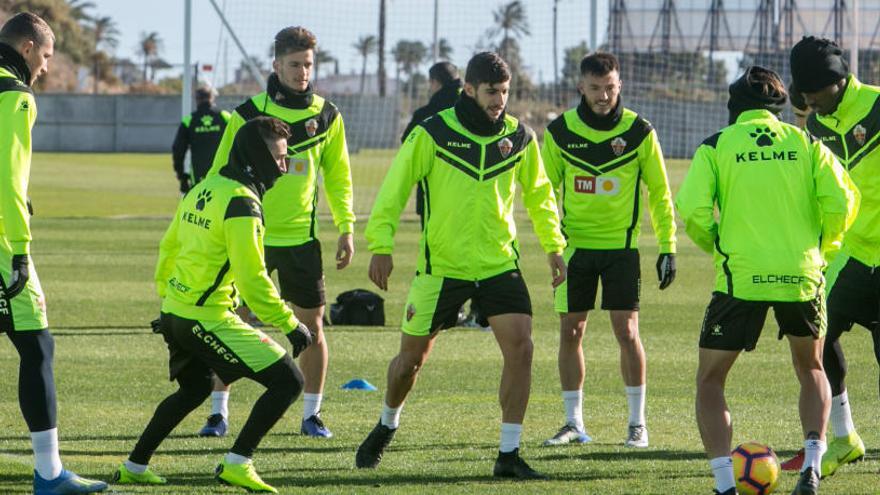 Los jugadores del Elche, durante el entrenamiento del viernes