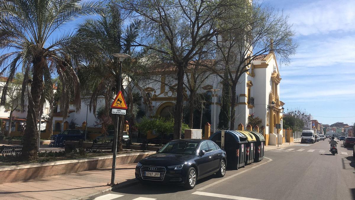 Una de las señales de tráfico para alertar del riesgo de deslizamiento por la cera de las velas de las procesiones junto a la parroquia de San Roque.