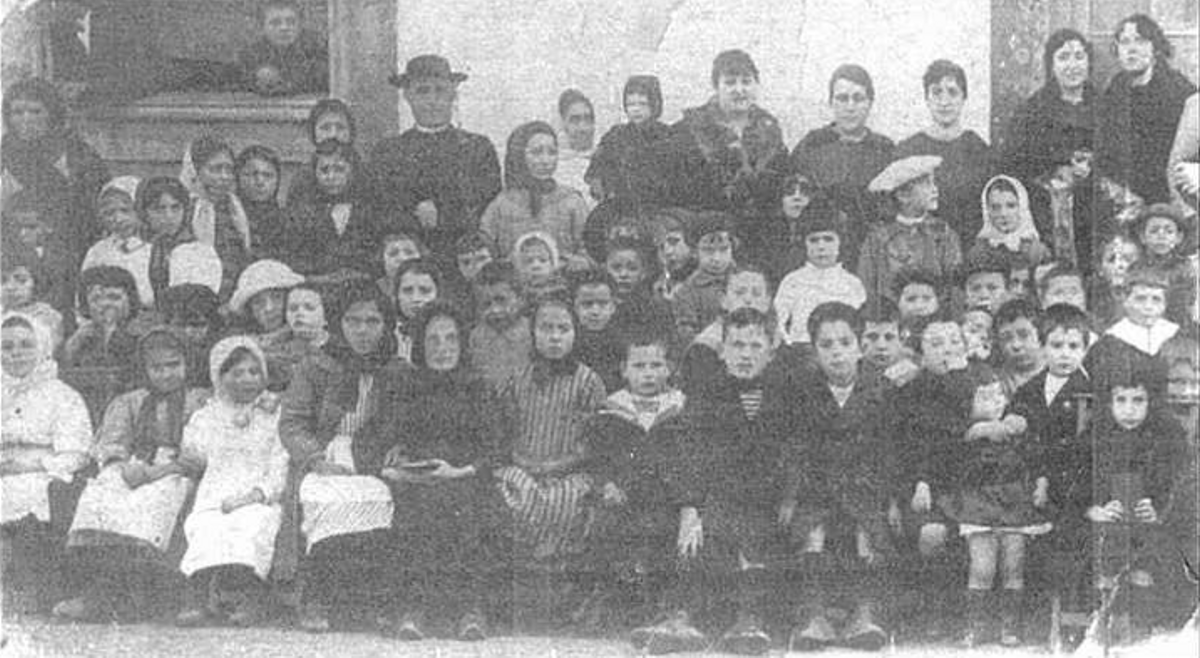 Don Nicolás cun grupo da catequesis en Ouzande.