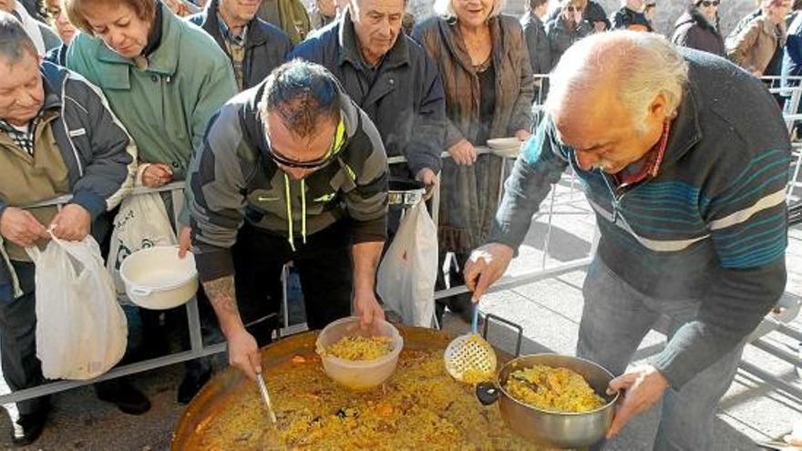 Olvan celebra una concorreguda arrossada de Sant Sebastià gràcies al sol