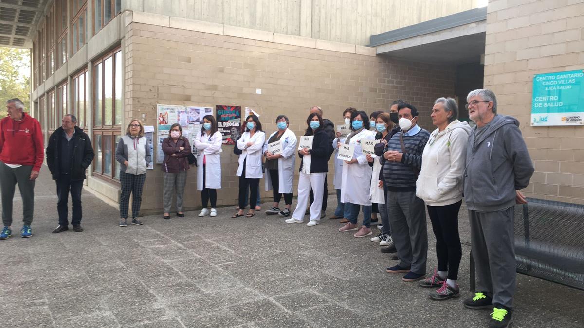 Protesta a las puertas del centro de salud de Ejea por la falta de profesionales.