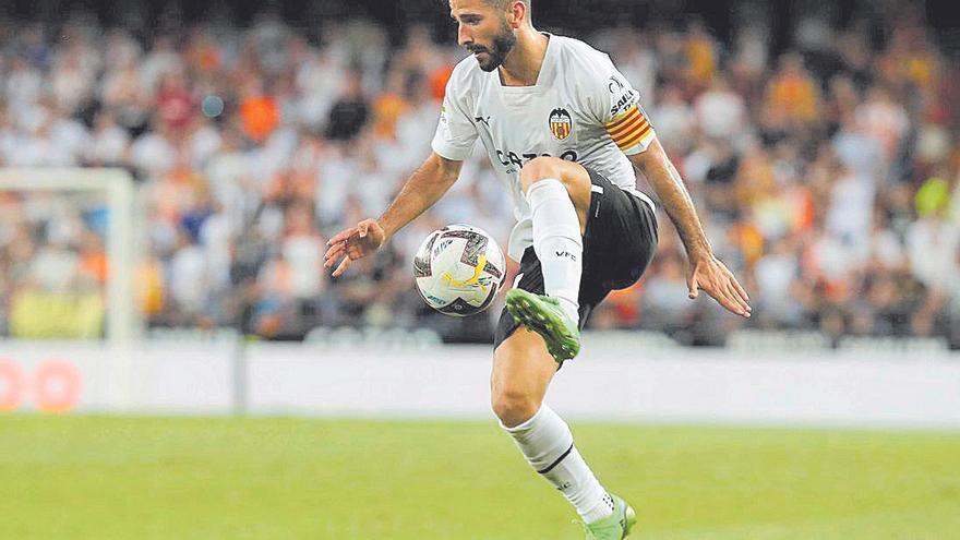 Gayà, en su primer partido del curso en Mestalla